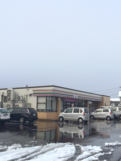 コンビニ　セブンイレブン見附上新田町店（コンビニ）まで723m