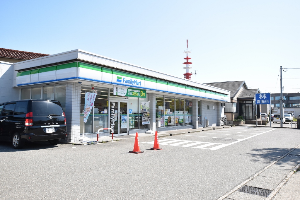 コンビニ　ファミリーマート金沢駅西店（コンビニ）まで142m