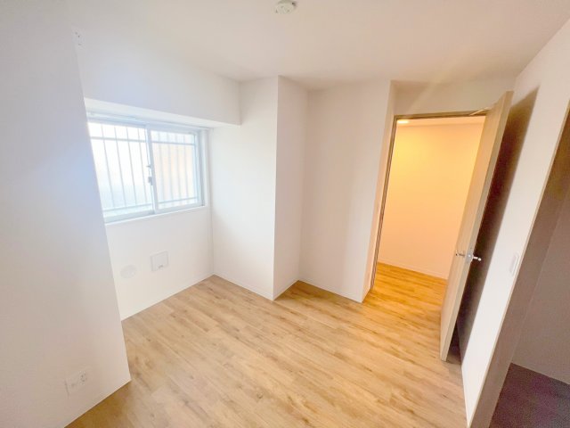 居室・リビング　朝には心地よい光が差し込む、このお部屋でお休みください。
