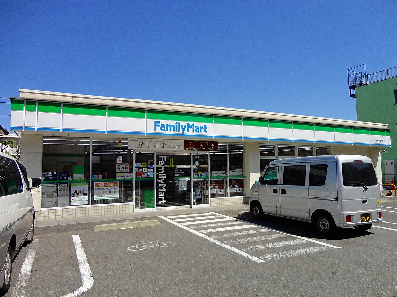 コンビニ　ファミリーマート（コンビニ）まで731m