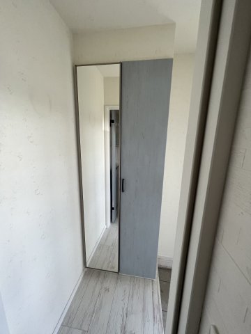 玄関　大きな姿見付きのシューズボックス。