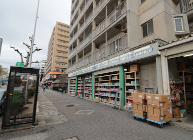 ドラックストア　千里馬薬局新栄店（ドラッグストア）まで437m