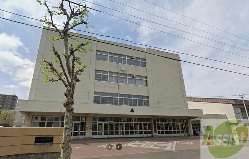 中学校　札幌市立日章中学校（中学校）まで711m