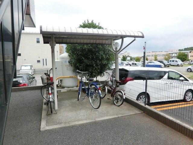 その他共有部分　屋根付きの駐輪場です