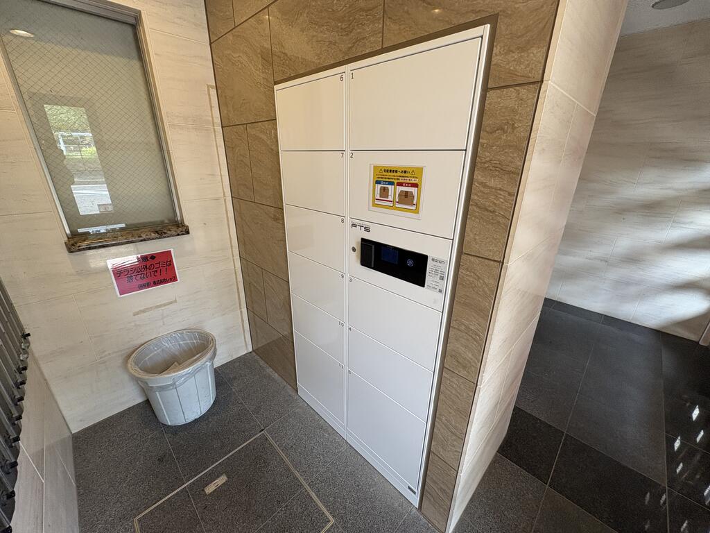 その他共有部分　不在時の荷物の受取りに便利な宅配BOXも備わっています☆