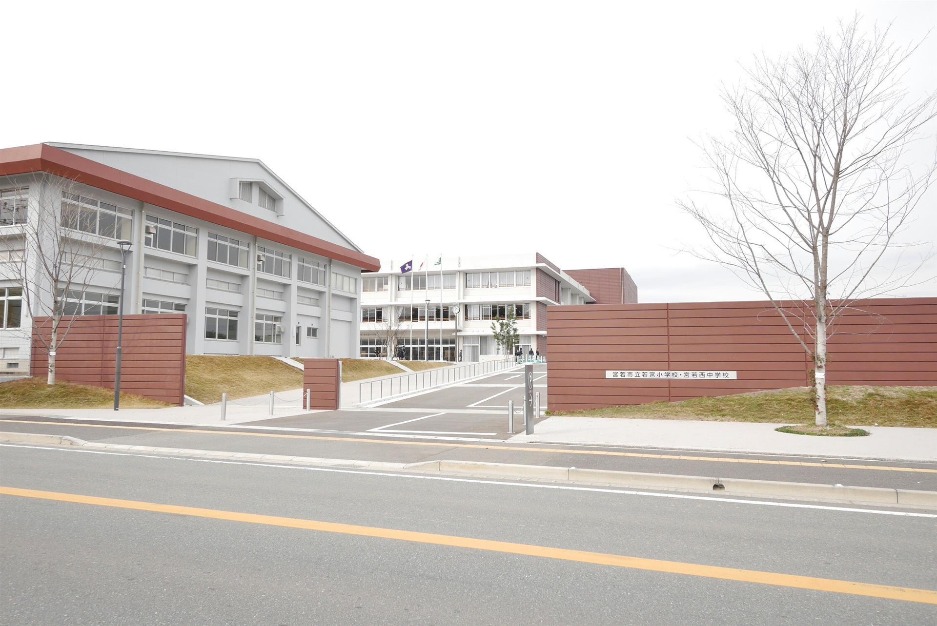 中学校　宮若東中学校（中学校）まで1300m