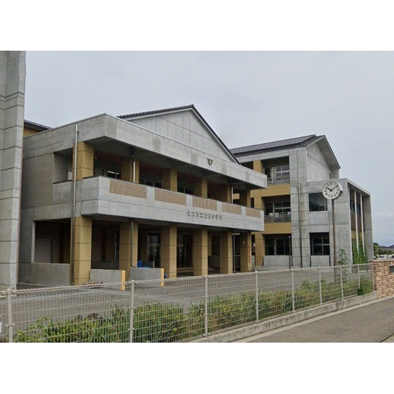 中学校　佐久市立臼田中学校（中学校）まで578m