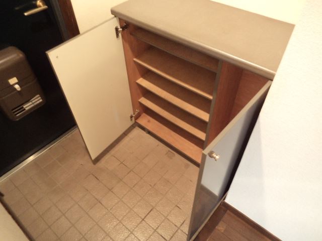 玄関　下駄箱を活用して玄関スッキリ♪