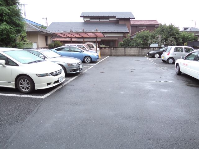 その他設備　マンションの南側が駐車場です♪