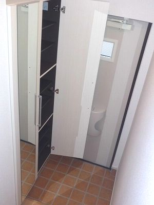 玄関　姿見付きで外出前にチェックできます☆