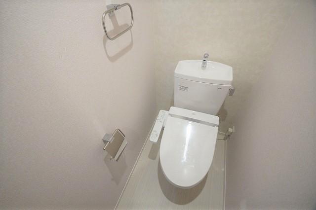 トイレ　落ち着いた色調のトイレです