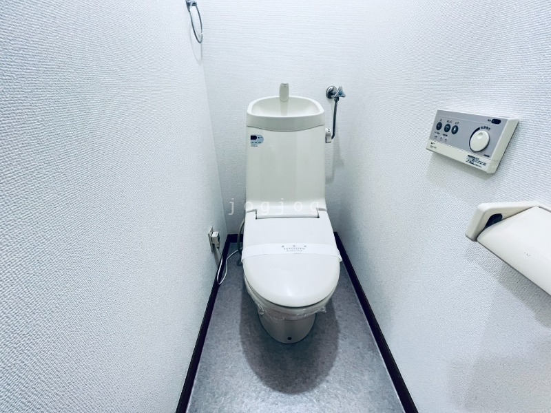 トイレ　嬉しい温水洗浄便座付きのトイレです。