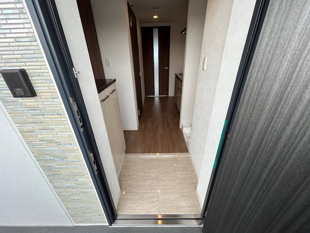 玄関　※同建物の別のお部屋の写真です。