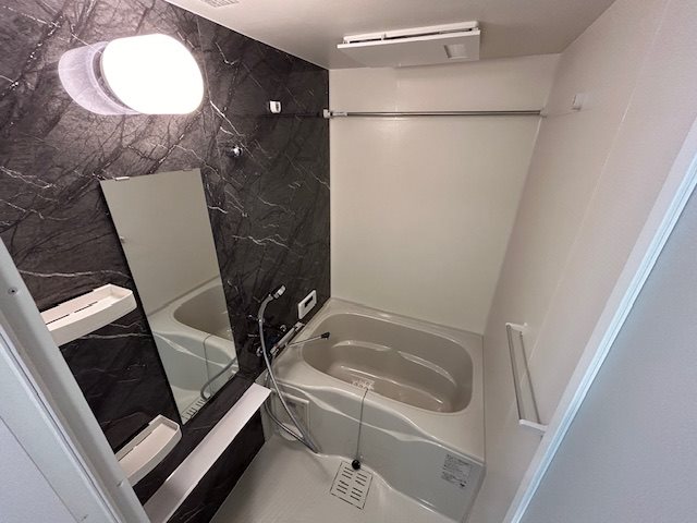 バス・シャワールーム　※同建物の別のお部屋の写真です。