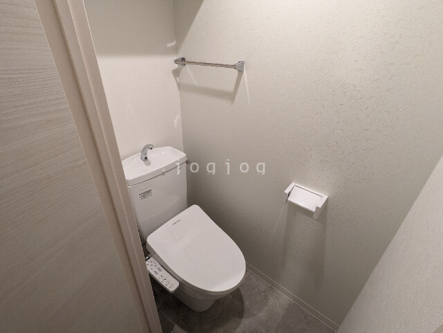 トイレ　嬉しい温水洗浄便座付きのトイレです。