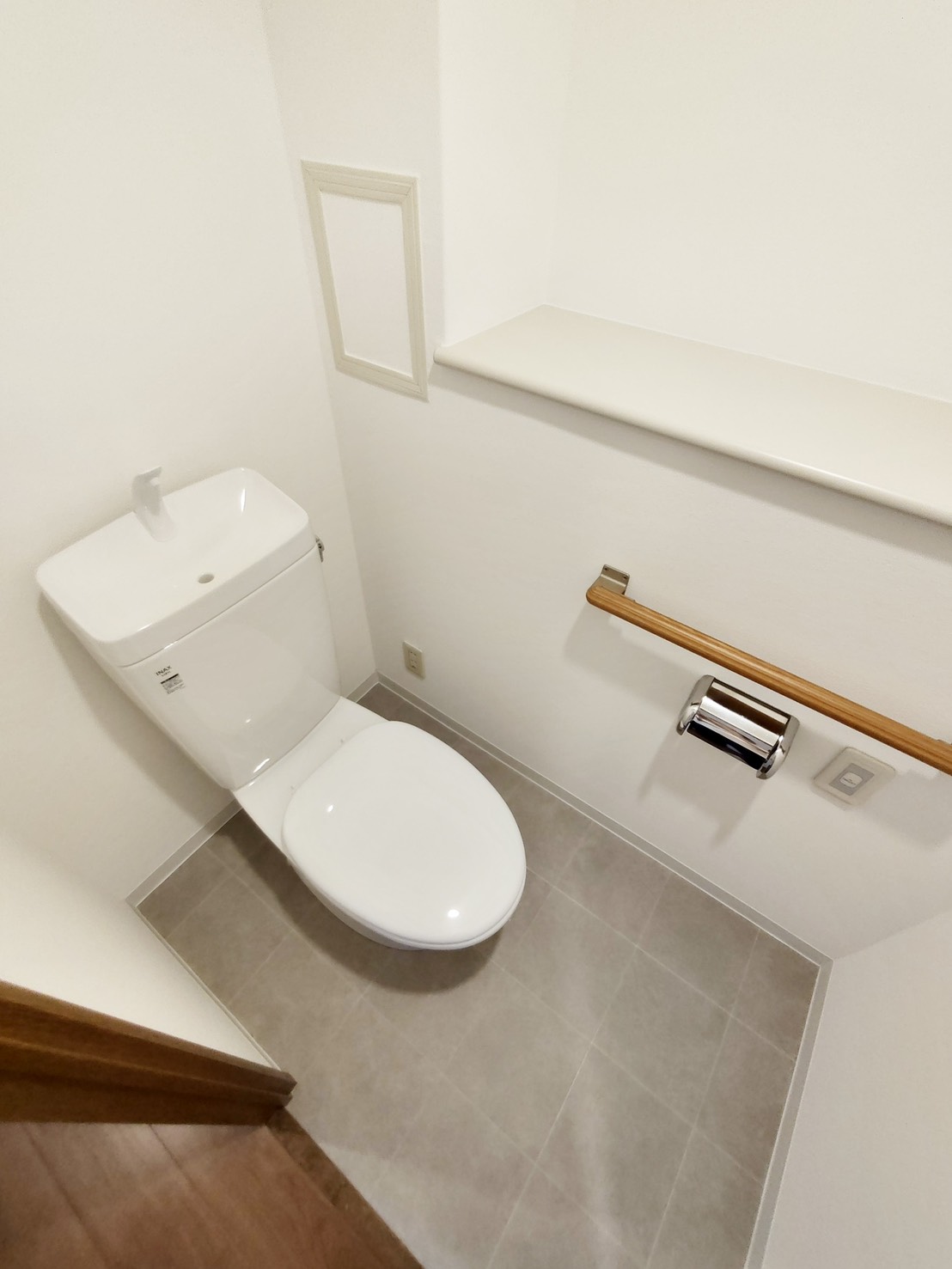 六甲アイランド線 アイランドセンター駅 徒歩7分 11階建 築30年のトイレ写真