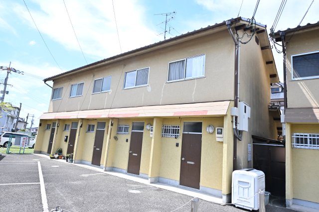 近鉄奈良線 近鉄奈良駅 バス乗車時間：10分 最寄りバス停で下車 徒歩10分 築48年