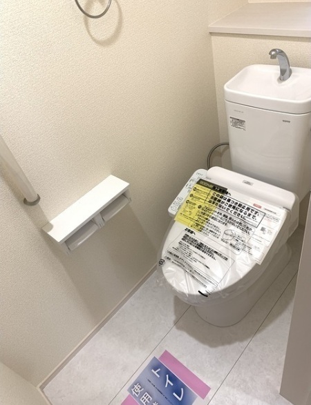 小田急線 喜多見駅 徒歩18分 2階建 築5年のトイレ写真
