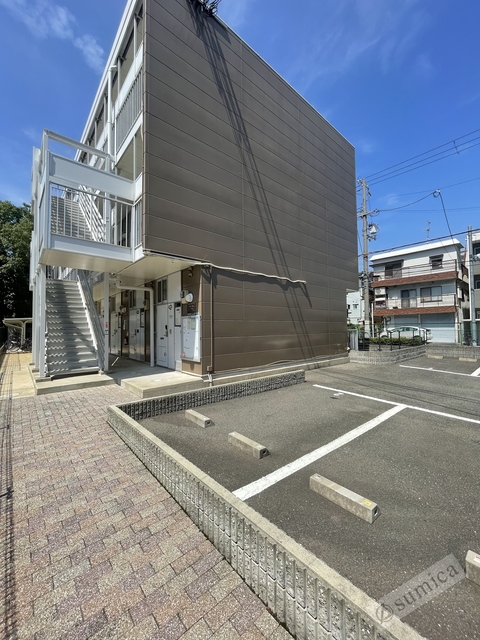駐車場　広々とした駐車スペース。ハイルーフ車ＯＫ。