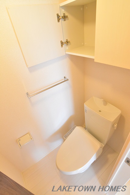 トイレ　上部に収納のある温水洗浄暖房便座付のトイレです。