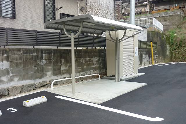 その他共有部分　雨の日も安心の屋根付きの駐輪場♪