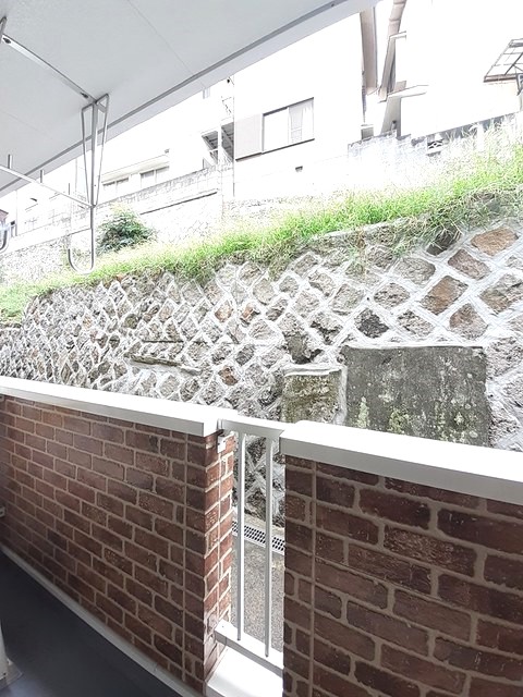 バルコニー　日光や風が当たりやすい位置に干せて洗濯物も乾きやすいです♪（