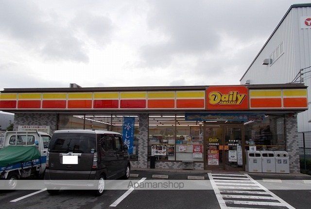 コンビニ　デイリーヤマザキ様（コンビニ）まで550m