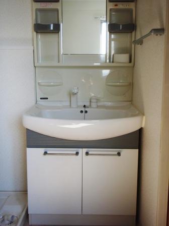 洗面設備　デザイン性あふれる洗面台☆防水パン付洗濯機置場