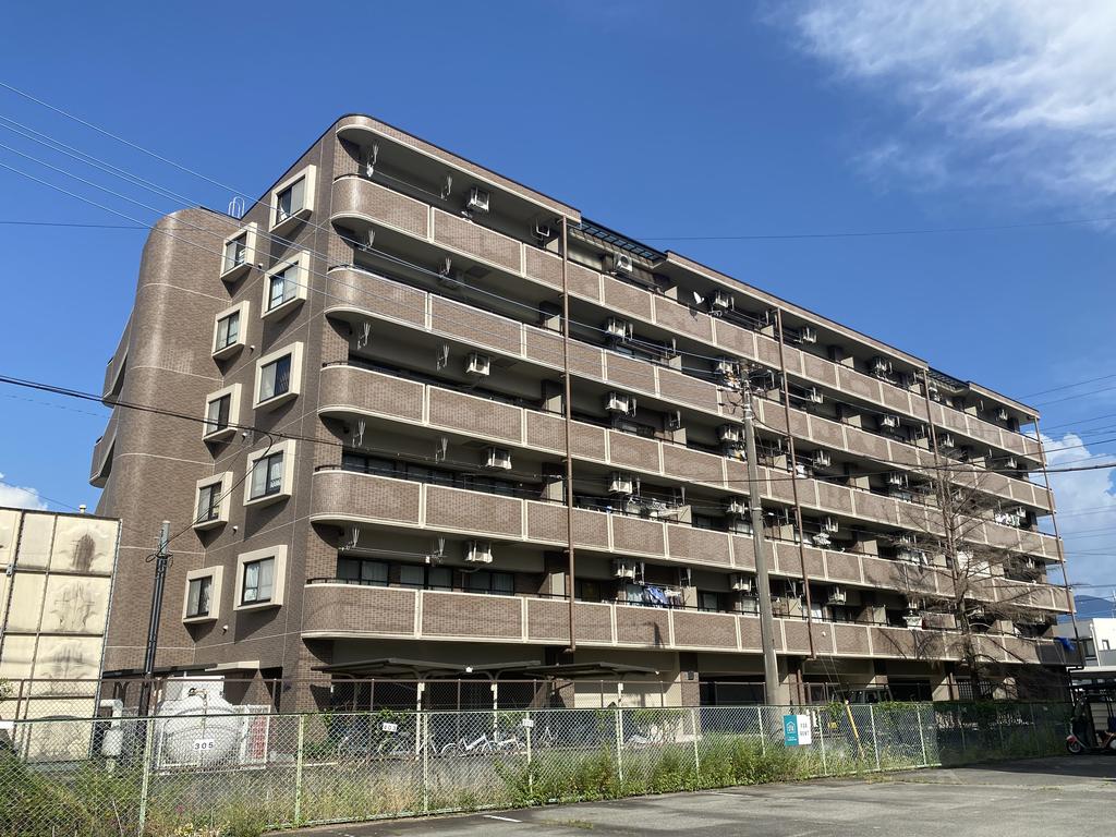 建物外観　タイル張りの高級感ある外観