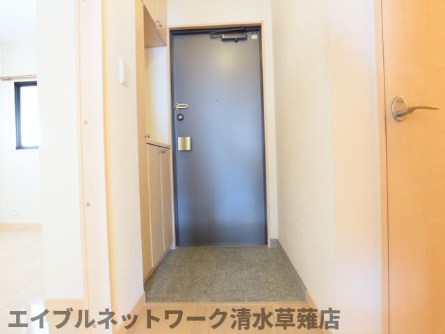 【静岡市駿河区聖一色のマンションの玄関】