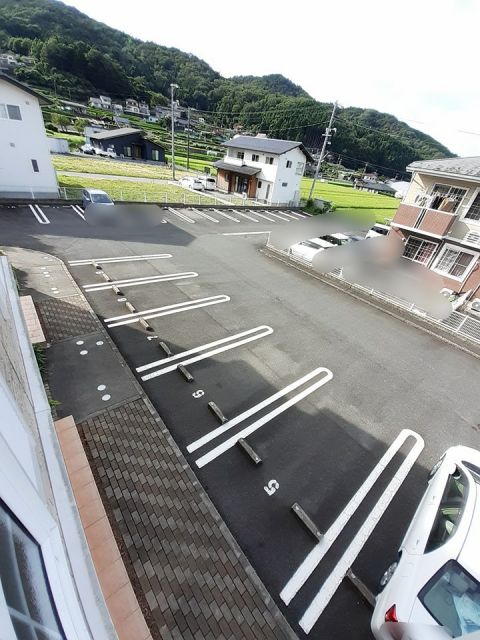 【安芸高田市八千代町上根のアパートの駐車場】