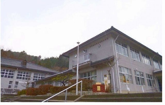 【安芸高田市八千代町上根のアパートの小学校】