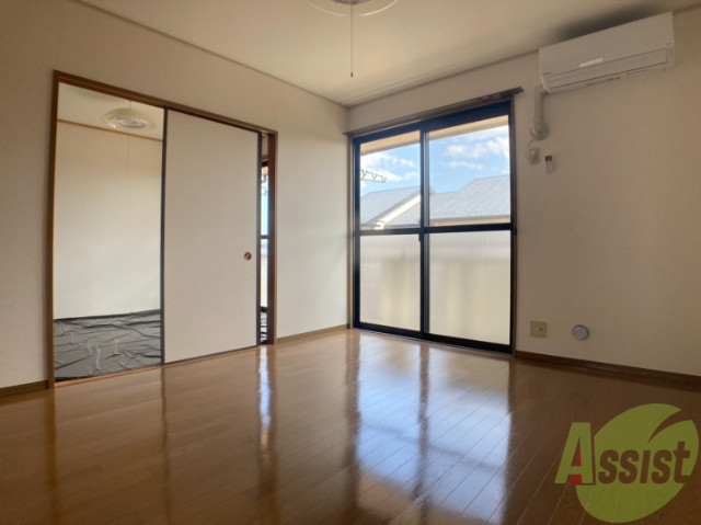 居室・リビング　お部屋は南向きで日当たりも良さそうです。大きな窓も良いですね