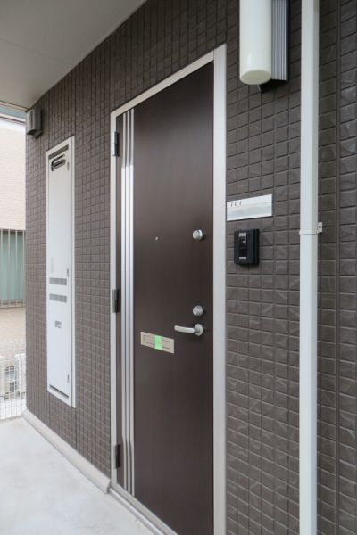 玄関　郵便受け付き玄関ドア