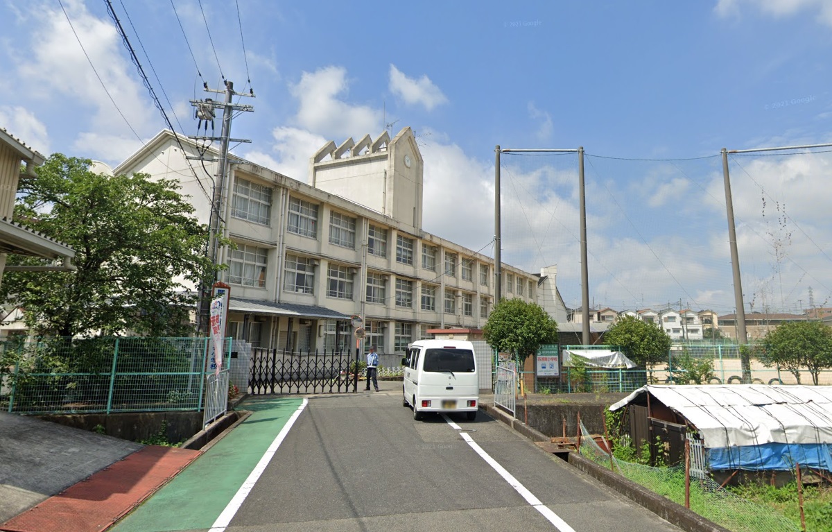 小学校　羽曳野市立西浦東小学校（小学校）まで631m