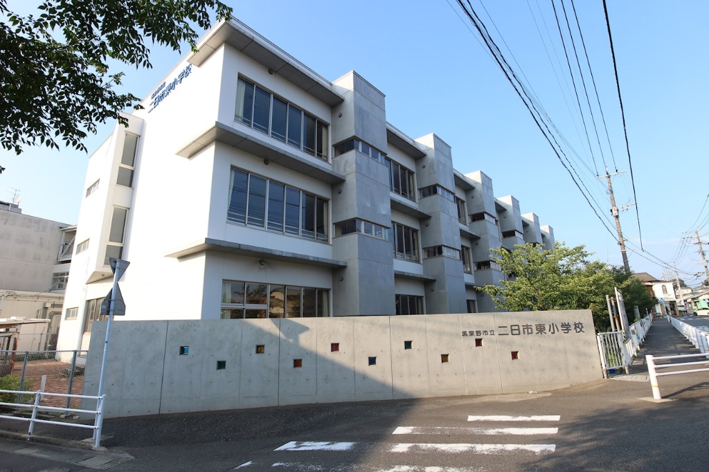 【メルヴェール496朝倉街道の小学校】