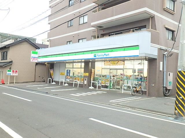 コンビニ　ファミリーマート（コンビニ）まで220m