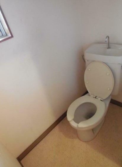 トイレ　※写真はクリーニング前のものです