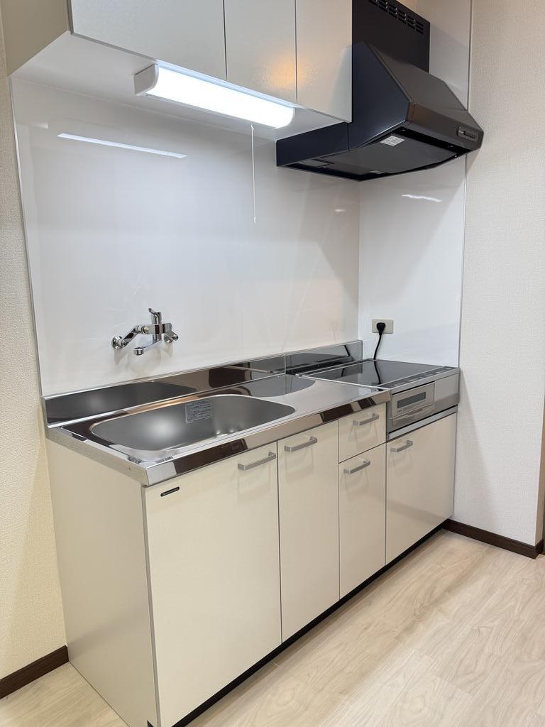 キッチン　２口IH付きの広めのキッチン！レンジフードや収納もばっちり！