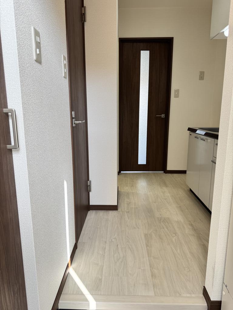 玄関　廊下沿いにキッチンがあるスタンダードな１Kタイプ