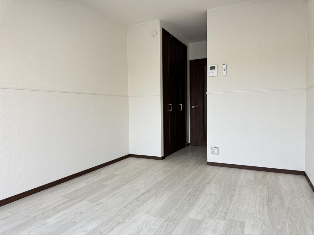 玄関　約8帖の居室！