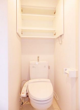 トイレ　★トイレ内上部、収納スペースあり★