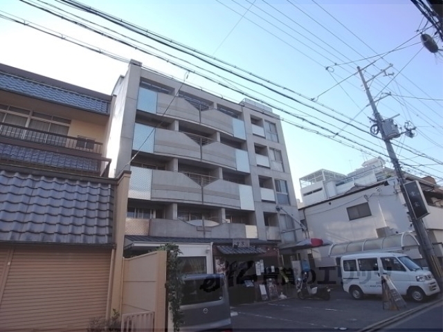 京都市伏見区新町３丁目のマンションの建物外観