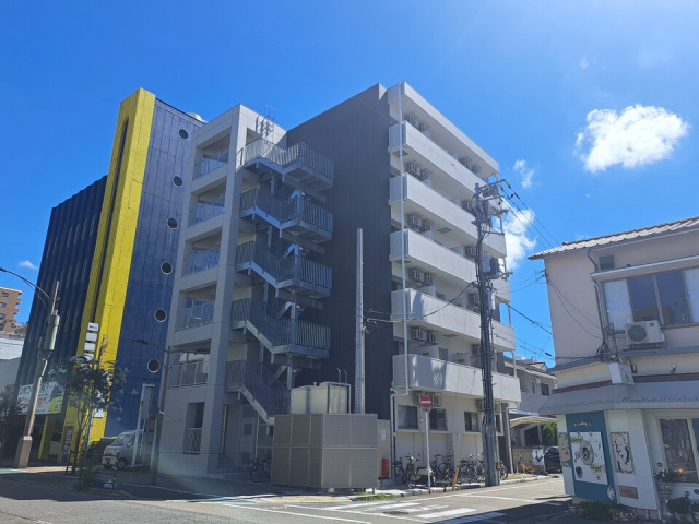 【松山市平和通のマンションの建物外観】