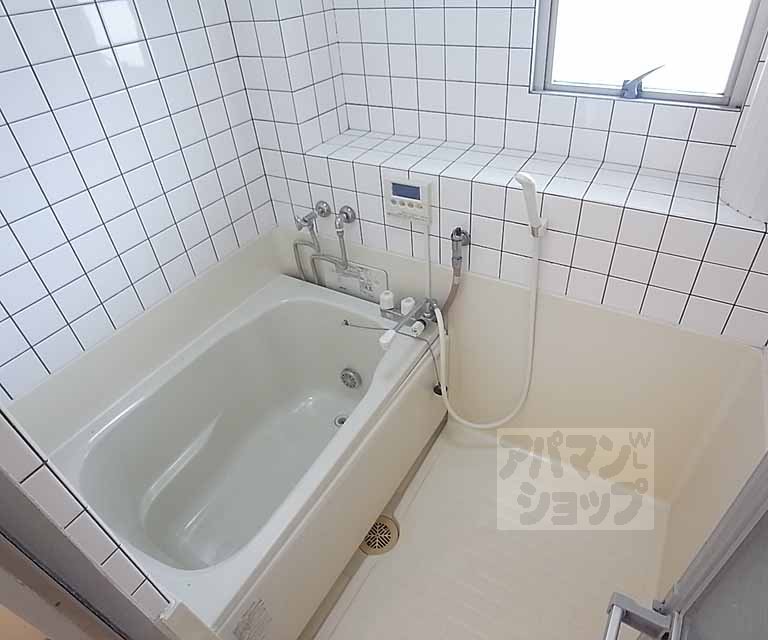 バス・シャワールーム　ゆったり浸かれるバスルームです。