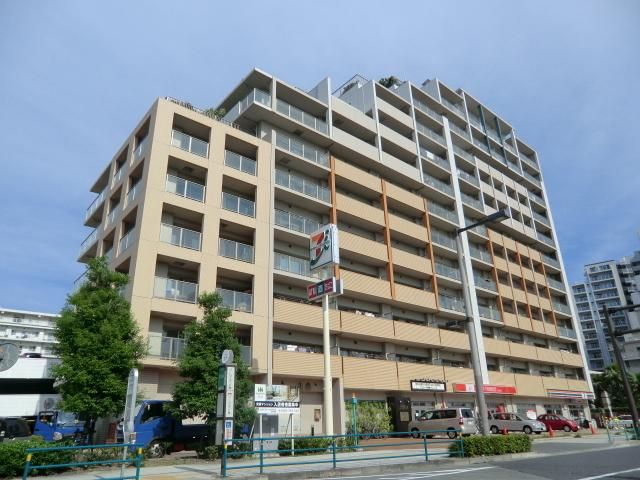 【足立区新田のマンションの建物外観】