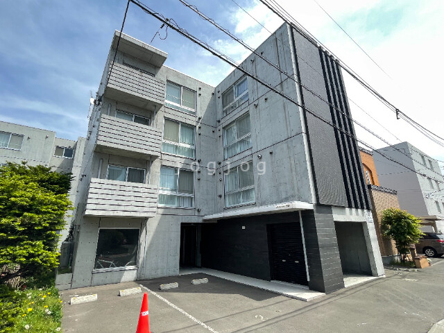 札幌市西区八軒二条西のマンションの建物外観