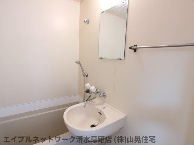 洗面設備　明るい洗面所です