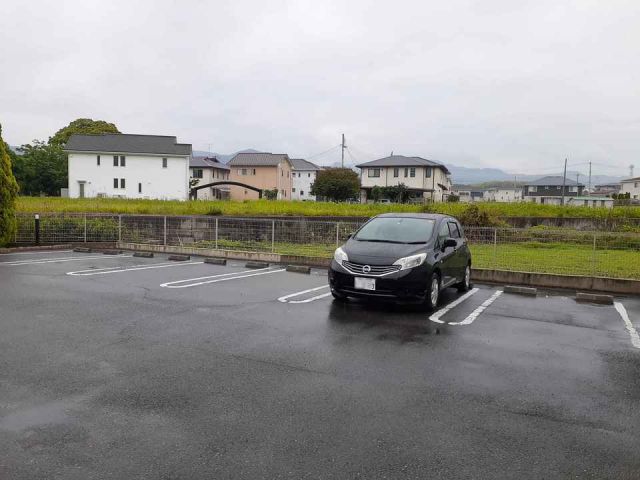 【サンフローリア赤松の駐車場】