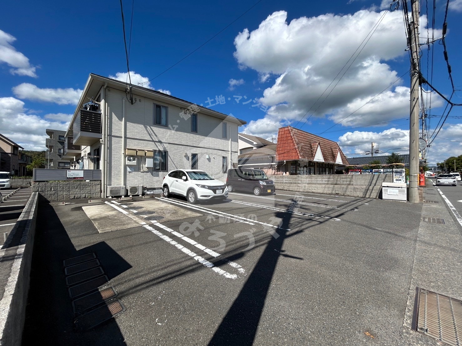 駐車場　敷地内に平置駐車場があるので毎日利用する方は便利です